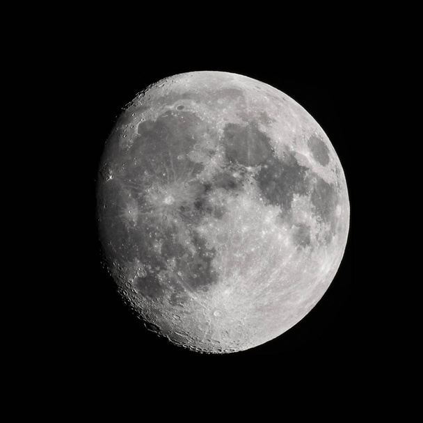 Luna reale, tre giorni prima della luna piena
 - Foto, immagini
