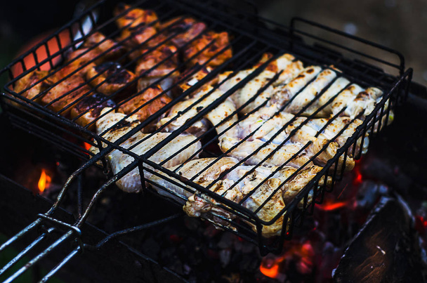 Kip en varkensvlees ribben op barbecue grill - Foto, afbeelding
