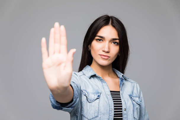 Vértes portré fiatal bosszús dühös nő rossz hozzáállás így beszélni a kéz gesztus a palm passzív elszigetelt szürke háttér. - Fotó, kép