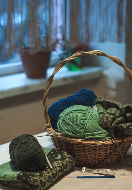 Norwegia swetra z druty do robótek ręcznych i przędzy wełnianej w koszyku. Niezależny, hobby, koncepcja domu - Zdjęcie, obraz