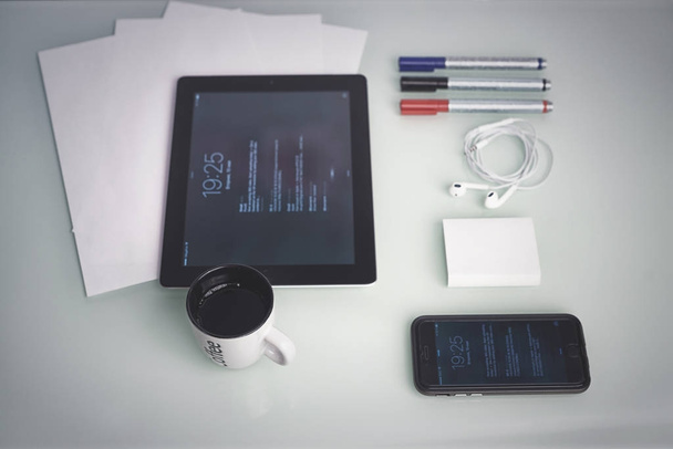 smartphone y tableta en un concepto de mesa para el sitio Web
 - Foto, Imagen