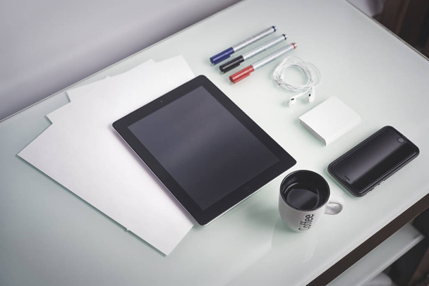 Smartphone a tablet na stůl koncepci pro Web kávu podnikatelů pracoviště - Fotografie, Obrázek