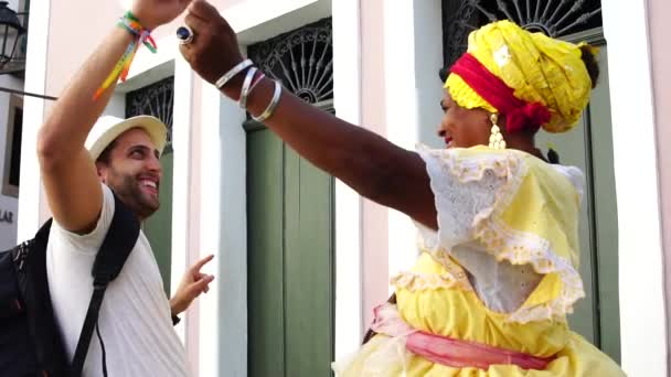 Toeristische dansen met Braziliaanse vrouw - "Baiana" - Video
