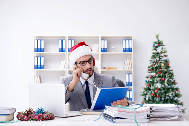 Joven hombre de negocios celebrando la Navidad en la oficina - Foto, imagen