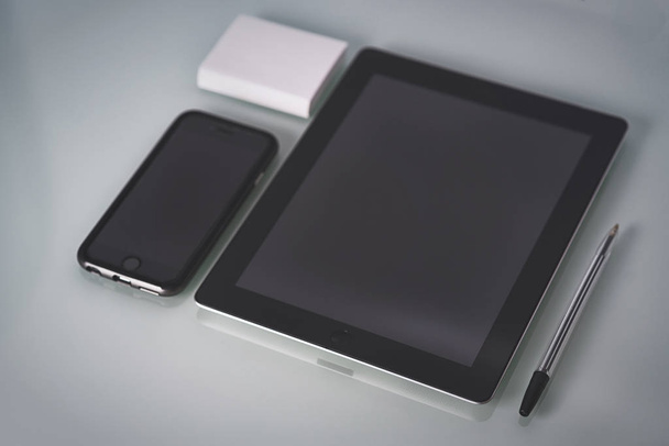 koncepcja lokacji komputera typu Tablet i telefon pracy businessmans - Zdjęcie, obraz