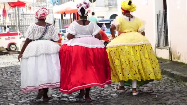 Βραζιλιάνος γυναίκες - «Baianas «περπατούν γύρω Pelourinho, Σαλβαδόρ - Πλάνα, βίντεο