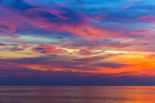 Céu dramático com nuvem ao pôr-do-sol
 - Foto, Imagem