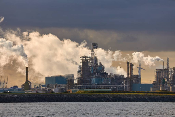 Smoking chemical plant - Zdjęcie, obraz