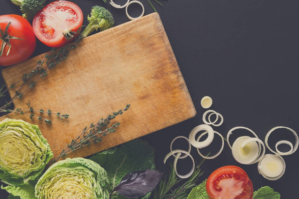 Рамка из свежих овощей на деревянном фоне с копировальным пространством
 - Фото, изображение