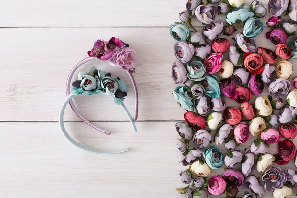 Mooie hoofdbanden met bloemen plat leggen - Foto, afbeelding