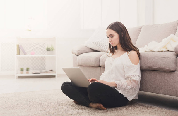 Menina com laptop dentro de casa
 - Foto, Imagem
