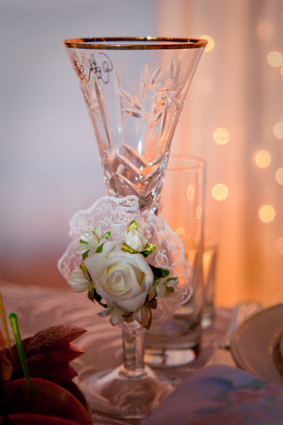 Wine glasses for newlyweds close-up - Φωτογραφία, εικόνα