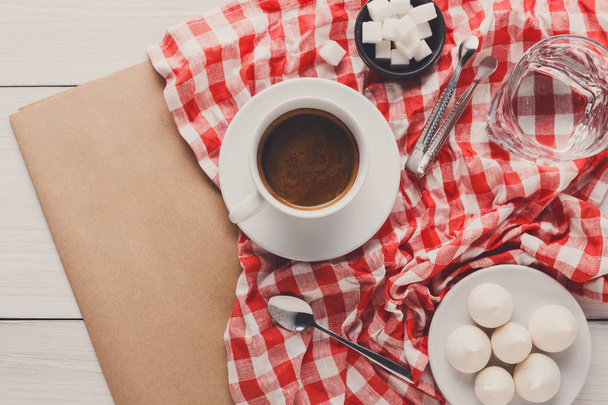 Morgenkaffee mit Leckereien auf stylischer karierter Tischdecke auf wh - Foto, Bild