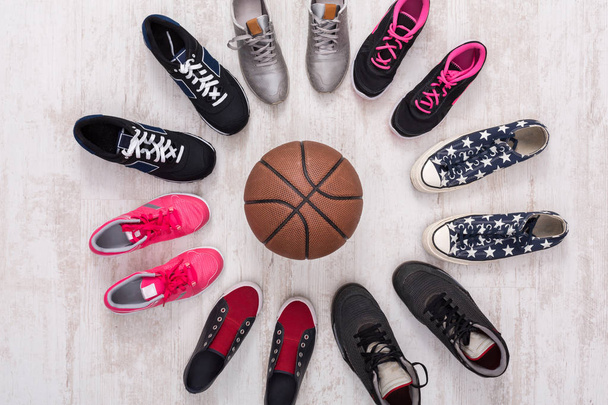 Colorate scarpe sportive cerchio con palla vista dall'alto
 - Foto, immagini