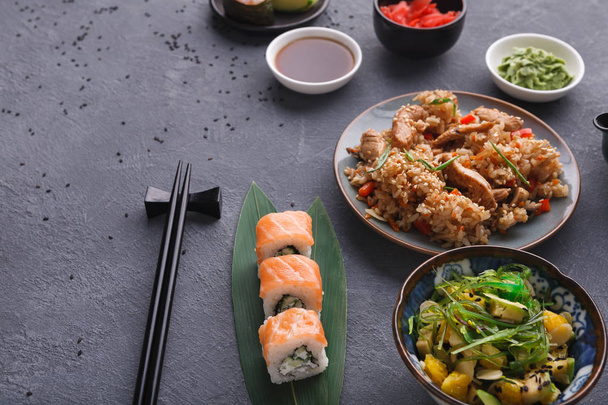 Table servie avec fond alimentaire asiatique
 - Photo, image