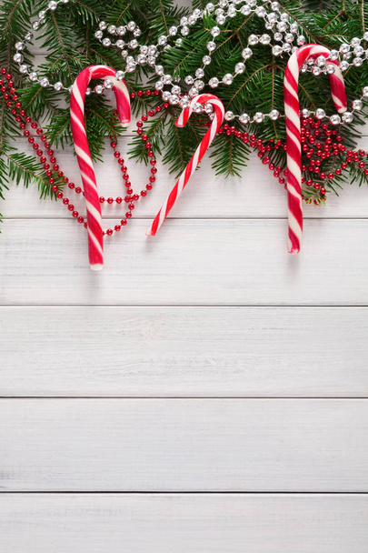Vánoční pozadí s bonbóny a hraniční strom jedle na dřevo - Fotografie, Obrázek