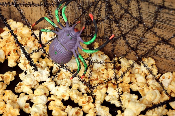 Halloween popcorn met kunstmatige spin - Foto, afbeelding