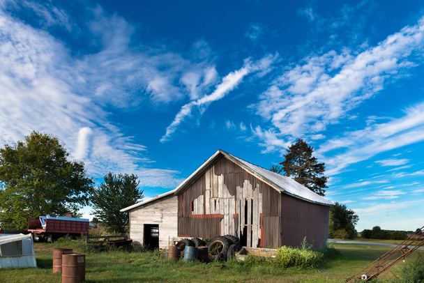 Old barn in front of a blue sky - Photo, Image