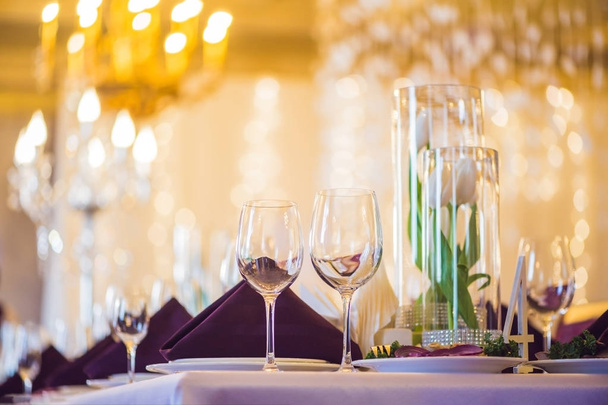 Lege glazen in restaurant instellen. Catering dienstverleningsconcept - Foto, afbeelding