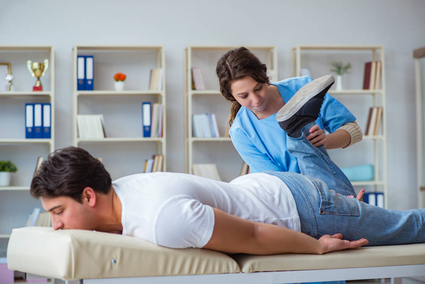 Vrouwelijke chiropractor arts masseren mannelijke patiënt - Foto, afbeelding