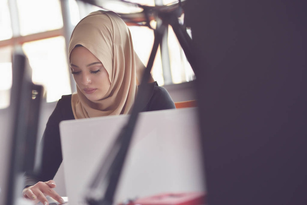 Muslim asian woman working in office with laptop - Foto, Imagen