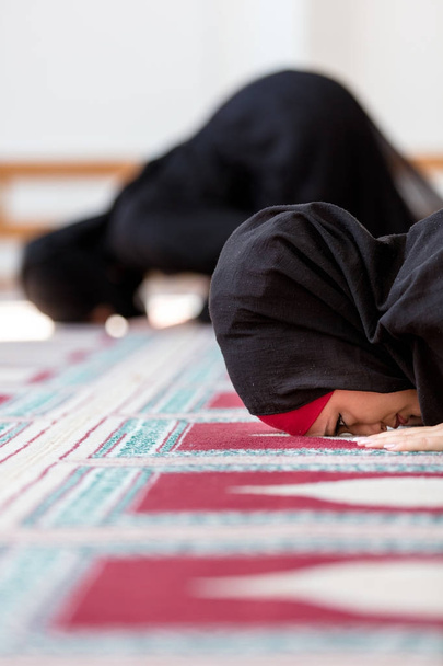 Two Muslim women praying - Foto, imagen