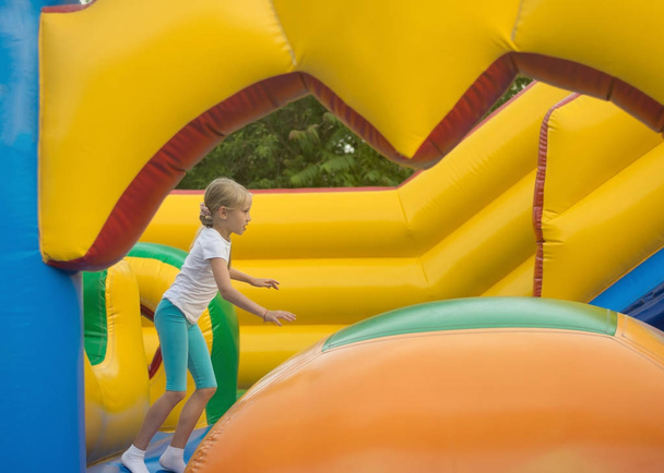 Petite fille amusant amusant sur un trampoline gonflable
. - Photo, image