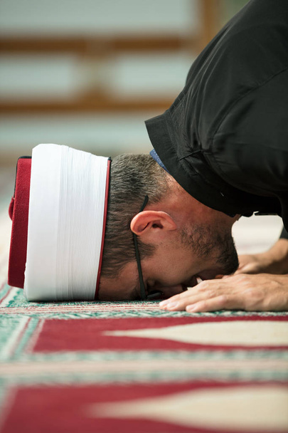 Young Imam praying inside of beautiful mosque - Foto, Bild
