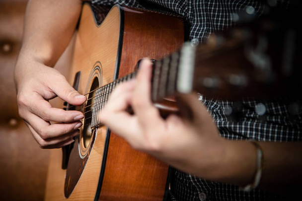 мужчина играет на гитаре
 - Фото, изображение