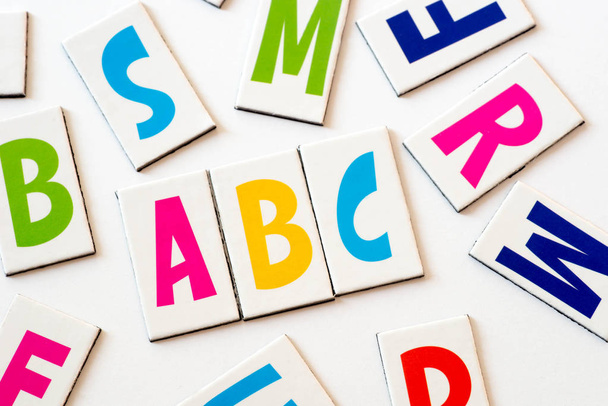 palavra abc feito de letras coloridas
  - Foto, Imagem
