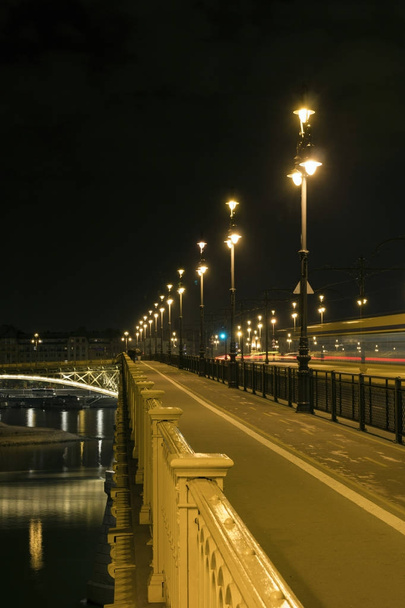 Margaret Bridge la nuit à Budapest
 - Photo, image