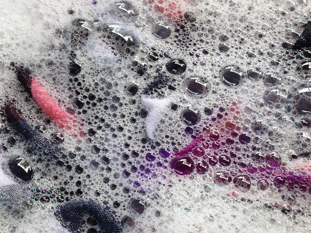 farbig reinigen, vor dem Waschen ein Tuch einweichen - Foto, Bild