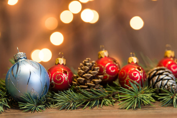 kerstballen op pine tree branch - Foto, afbeelding