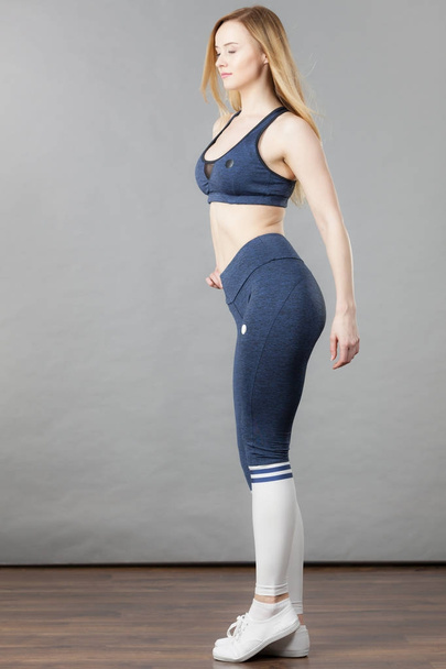 Woman wearing sporty workout outfit - Foto, Bild