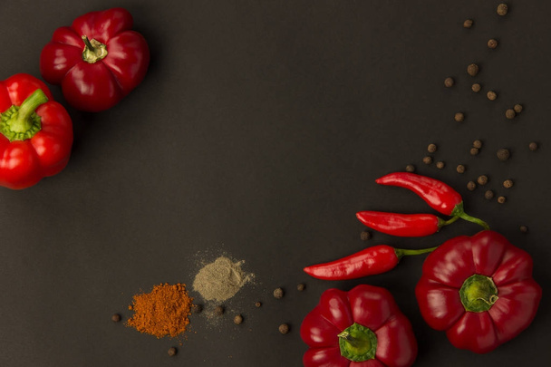 Málo zralé papriky sladké a teplé a koření pepř hrášek na bla - Fotografie, Obrázek