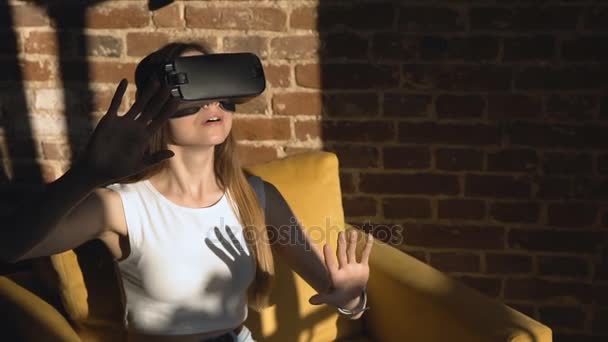 Pretty Girl Sets Virtual Reality Glasses - Кадры, видео