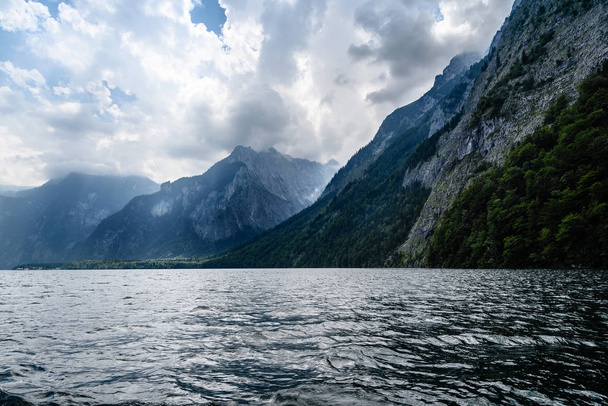 Blick auf den Königssee in Bayern an einem nebligen Tag - Foto, Bild