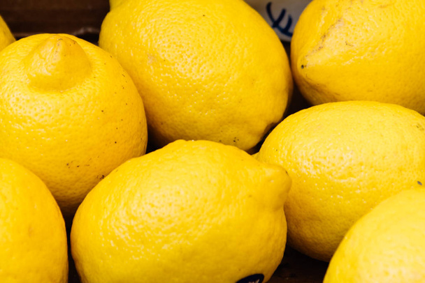 Свежие желтые лимоны на рынке
 - Фото, изображение