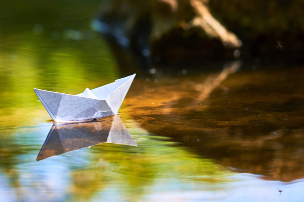 paper boat on water surface - Foto, afbeelding