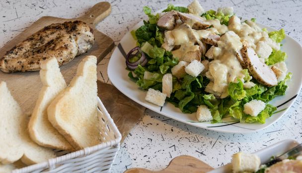 Kiváló Cézár saláta pirított tészta és az csirke, parmezán sajttal megszórva - Fotó, kép