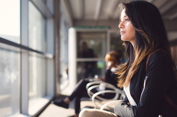 kobieta siedzi na lotnisku i oczekiwanie na samolot - Zdjęcie, obraz