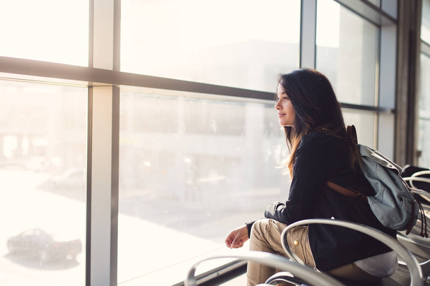 mulher sentada no aeroporto e esperando por avião
 - Foto, Imagem