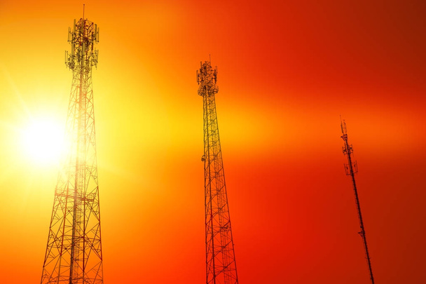 Cep telefonu veya smartphone telekomünikasyon radyo sinyal anten Kulesi silueti kırmızı sıcak günbatımı gökyüzü ile - Fotoğraf, Görsel