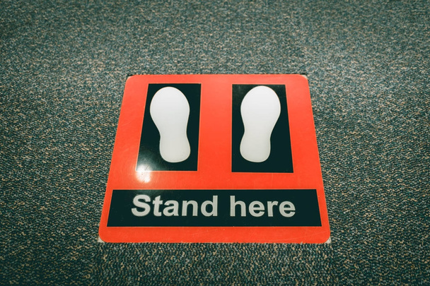 Stand ici symbole au point de contrôle de sécurité à l'aéroport
. - Photo, image