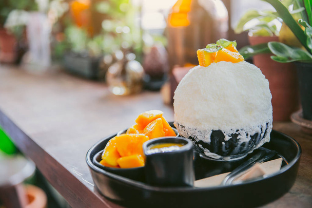 bingsu Mango fruchtige Topping beliebten asiatischen Stil Sommer Dessert süße Eismilch rasiert - Foto, Bild