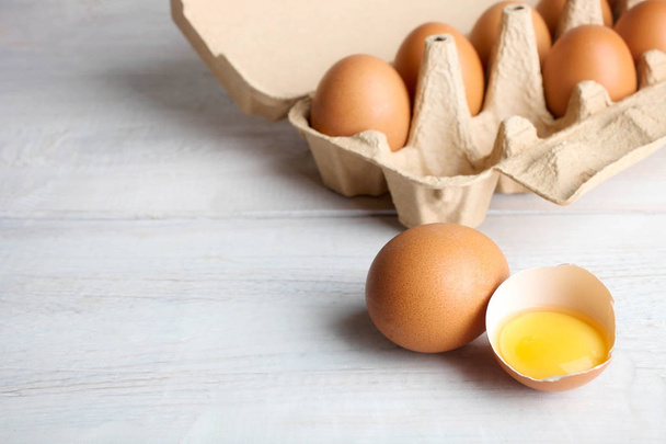 τα αυγά σε ένα κουτί για τα αυγά και τον κρόκο - Φωτογραφία, εικόνα