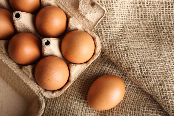 huevos de gallina en una caja para huevos
 - Foto, Imagen