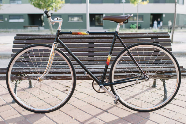 City bicicletta attrezzi fissi su sedile in legno
 - Foto, immagini
