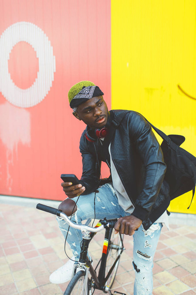Joven africano con bicicleta de engranaje fijo
. - Foto, imagen