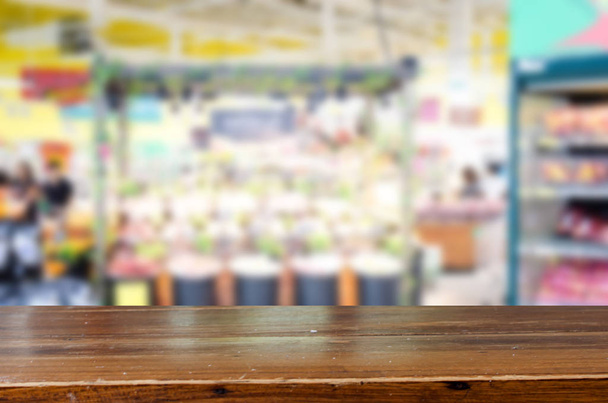 Ahşap masa üst bulanıklık süpermarkette - ürün görüntü montag için kullanım arka plan - Fotoğraf, Görsel